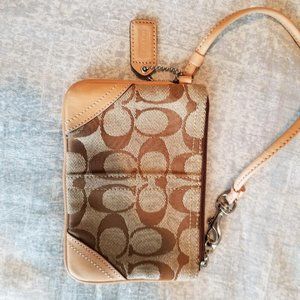 Coach Wristlet Signature CC pattern